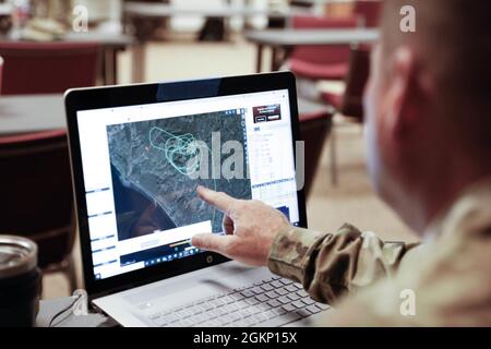 Sergent-chef de la Force aérienne des États-Unis Jason Tyler, analyste d'imagerie géospatiale au 234e Escadron de renseignements de la Garde nationale de Californie, suit la route d'un MQ-9 Reaper qui recueille des séquences d'une brûlure contrôlée à Camp Pendleton, en Californie, à partir de McClellan Park (anciennement McClellan Air base) en Californie, le 9 juin 2021. Le MQ-9 Reaper a décollé de la base aérienne de la Réserve de mars dans le cadre de L'EXERCICE DE 2021 formation SUR l'évaluation de la sensibilisation aux incidents MENÉ par les agences. Banque D'Images