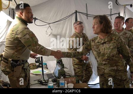 Sergent d'état-major Remy Hammock (à gauche), membre du 123e Groupe d’intervention en cas d’urgence de la Garde nationale aérienne du Kentucky, informe le général Laurie M. Farris de sa mission des forces de sécurité, adjoint de la Garde nationale aérienne au commandant du Commandement de la mobilité aérienne, Au cours d'un exercice conjoint d'ouverture de la Force opérationnelle et du port connu sous le nom d'opération Lone Oak à Volk Field, Wisconsin, le 9 juin 2021. M. Farris, qui est chargé de conseiller le commandant et le personnel sur toutes les questions de mobilité aérienne ayant une incidence sur la Garde nationale aérienne, se familiarisait avec l'exercice de la foi-PO, qui a chargé les participants d'établir un registre d'air complet Banque D'Images