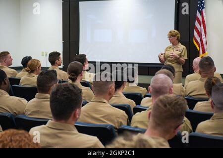 PENSACOLA, Floride (10 juin 2021) SMA. Cynthia Kuehner, commandant du Commandement de soutien des forces médicales de la Marine (CSNM), s'adresse aux marins et aux civils affectés au Commandement de l'instruction opérationnelle en médecine de la Marine (CMON) au cours d'un appel à mains libres. La mission du NMOTC est de fournir une formation à la médecine opérationnelle et à la survie de l'aviation. Appuyer la flotte et la Force maritime de la flotte avec des services consultatifs en médecine opérationnelle, mener des programmes d'éducation et de formation à l'intention du personnel du service médical dans diverses disciplines de médecine opérationnelle et assurer l'état de préparation des forces opérationnelles en offrant Banque D'Images