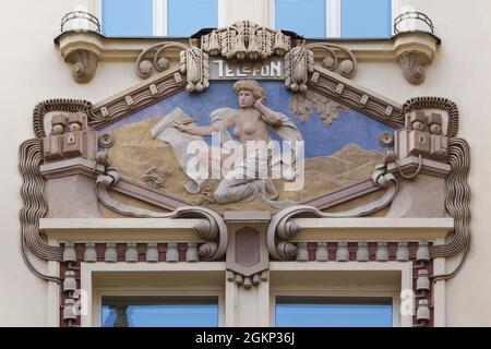 Téléphone représenté dans le stuc relief sur l'Edvard Beaufort Publishing (Beaufortovo nakladatelství) à Nové Město (Nouvelle ville) à Prague, République tchèque. Le bâtiment Art nouveau conçu par l'architecte tchèque Osvald Polívka a été construit de 1907 à 1910 dans la rue Jungmannova.