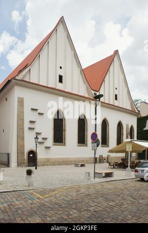 Chapelle Bethléem (Betlémská kaple) sur la place Betlémské à Staré Město (vieille ville) à Prague, République Tchèque. La chapelle médiévale originale, remarquable pour son lien avec les origines de la réforme de la Bohème, a été démolie au XVIIIe siècle. La chapelle a été restaurée par l'architecte moderniste tchèque Jaroslav Fragner entre 1947 et 1967. Banque D'Images