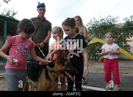 DNIPRO, UKRAINE - 14 SEPTEMBRE 2021 - élèves peints en visage de l'orphelinat de Barvinok un chien de service appelé Jack lors de l'événement caritatif ukrainien Dumpling Holiday organisé par l'équipe de la Fondation de bienfaisance de Real Dreams, Dnipro, Ukraine orientale Banque D'Images