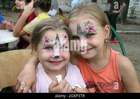 DNIPRO, UKRAINE - 14 SEPTEMBRE 2021 - élèves peints en visage de la hug de l'orphelinat de Barvinok lors de l'événement caritatif ukrainien Dumpling Holiday organisé par l'équipe de la Real Dreams Charitable Foundation, Dnipro, dans l'est de l'Ukraine Banque D'Images