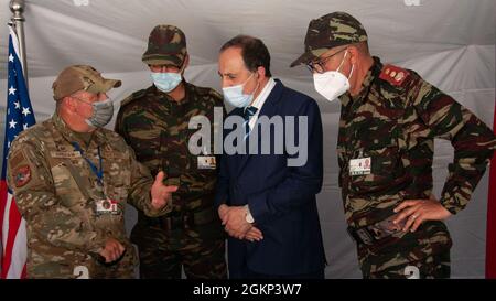 Le lieutenant-colonel Todd Bingham de la US Air Force, commandant de la portion américaine de l'assistance humanitaire civique militaire du Lion Africain 2021, rencontre le gouverneur Hassan Khalil, chef civique de la province de Tiznit à l'hôpital militaire de terrain chirurgical médical de Tafraoute, au Maroc, le 10 juin 2021, au cours de l'AL21. African Lion 2021 est le plus grand exercice annuel, conjoint et premier du Commandement de l’Afrique des États-Unis, organisé par le Maroc, la Tunisie et le Sénégal, le 7-18 juin. Plus de 7,000 participants de neuf nations et de l'OTAN s'entraînent ensemble en mettant l'accent sur l'amélioration de la préparation pour nous et les forces de la nation partenaire. AL21 est multi-domaine, null- Banque D'Images