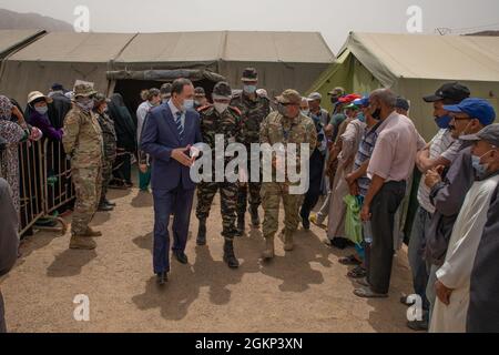 Le lieutenant-colonel Todd Bingham de la US Air Force, commandant de la portion américaine de l'assistance humanitaire civique militaire du Lion Africain 2021, rencontre le gouverneur Hassan Khalil, chef civique de la province de Tiznit à l'hôpital militaire de terrain chirurgical médical de Tafraoute, au Maroc, le 10 juin 2021, au cours de l'AL21. African Lion 2021 est le plus grand exercice annuel, conjoint et premier du Commandement de l’Afrique des États-Unis, organisé par le Maroc, la Tunisie et le Sénégal, le 7-18 juin. Plus de 7,000 participants de neuf nations et de l'OTAN s'entraînent ensemble en mettant l'accent sur l'amélioration de la préparation pour nous et les forces de la nation partenaire. AL21 est multi-domaine, null- Banque D'Images