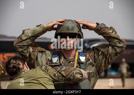 Un Jumpmaster de l’armée américaine affecté au 19e Groupe des forces spéciales effectue une inspection du personnel Jumpmaster sur l’équipement d’un soldat pour un saut conjoint avec le 19e Groupe des forces spéciales de la Garde nationale de l’Utah (aéroporté) et les parachutistes de l’armée royale marocaine à la base aérienne Ben Guérir (Maroc), le 10 juin 2021. African Lion 2021 est l'exercice annuel le plus important, conjoint et premier du Commandement de l'Afrique des États-Unis, organisé par le Maroc, la Tunisie et le Sénégal, le 7-18 juin. Plus de 7,000 participants de neuf pays et de l'OTAN s'entraînent ensemble en mettant l'accent sur l'amélioration de la préparation des forces américaines et des forces des pays partenaires. L'African Lion 21 est Banque D'Images