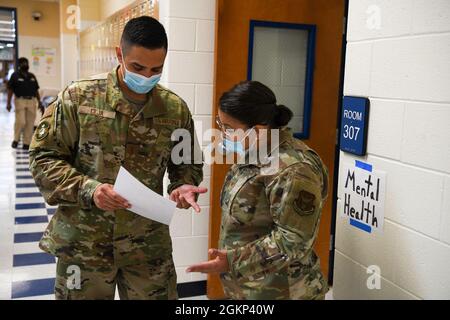 WAYNESBORO (Géorgie) – le 2e lieutenant Antonio CEJA, 445e Escadron de transport aéromédical, technicien en santé comportementale à la base aérienne Wright-Patterson, examine un tableau avec le sergent d'état-major. Jeimmy Meija-Caro, 482e Escadron de soutien de la Force, base aérienne de la réserve Homestead, FL, à l'école secondaire du comté de Warren, GA, dans le cadre de la formation sur l'état de préparation à l'innovation médicale du centre-est de la Géorgie, le 10 juin 2021. L'IRT a pour mission de fournir des services de santé sans frais de juin 10 à juin 17 et offre aux militaires des possibilités de recevoir de la formation tout en ayant un impact sur les communications locales Banque D'Images