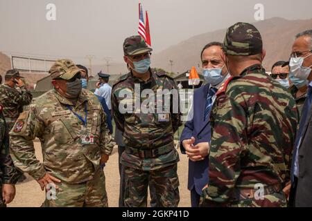 Le lieutenant-colonel Todd Bingham de la US Air Force, commandant de la portion américaine de l'assistance humanitaire civique militaire du Lion Africain 2021, rencontre le gouverneur Hassan Khalil, chef civique de la province de Tiznit à l'hôpital militaire de terrain chirurgical médical de Tafraoute, au Maroc, le 10 juin 2021, au cours de l'AL21. African Lion 2021 est le plus grand exercice annuel, conjoint et premier du Commandement de l’Afrique des États-Unis, organisé par le Maroc, la Tunisie et le Sénégal, le 7-18 juin. Plus de 7,000 participants de neuf nations et de l'OTAN s'entraînent ensemble en mettant l'accent sur l'amélioration de la préparation pour nous et les forces de la nation partenaire. AL21 est multi-domaine, null- Banque D'Images