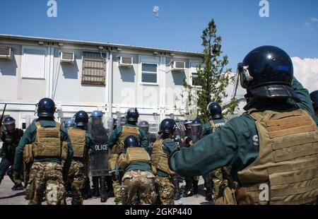 Des soldats des forces armées slovènes s'opposent aux officiers de police du Kosovo lors de l'opération Swift Rescue à l'aérodrome de Gjakova/Gjakovë au Kosovo le 10 juin 2021. L'opération était l'exercice multinational de formation sur le terrain le plus complexe qui ait été mené récemment dans l'histoire de la Force au Kosovo. Les troupes slovènes ont joué le rôle de manifestants civils pendant l'exercice, tandis que les officiers régionaux du PK ont répondu aux premiers rapports d'une perturbation publique. Banque D'Images