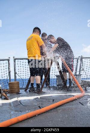 Les marins affectés au destroyer de missile guidé de la classe Arleigh Burke USS Lassen (DDG 82) installent un patch rapide lors d’une classe d’endoctrinement de contrôle des dégâts sur le pont de vol, le 10 juin 2021. Lassen est en cours dans l’océan Atlantique à l’appui des essais de choc en plein navire de l’USS Gerald R. Ford (CVN 78). La Marine américaine effectue des essais de choc sur de nouveaux modèles de navires à l'aide d'explosifs vivants pour confirmer que nos navires de guerre peuvent continuer à répondre aux exigences de mission exigeantes dans des conditions difficiles qu'ils pourraient rencontrer au combat. Banque D'Images