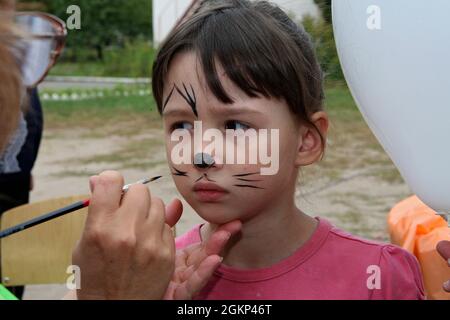 DNIPRO, UKRAINE - 14 SEPTEMBRE 2021 - Un élève de l'orphelinat de Barvinok peint son visage lors de l'événement caritatif ukrainien Dumpling Holiday organisé par l'équipe de la Real Dreams Charitable Foundation, Dnipro, dans l'est de l'Ukraine Banque D'Images