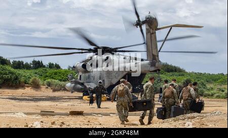 Marines et marins des États-Unis avec le Marine Heavy Helicopter Squadron (HMH) 462, 9e Bataillon de soutien technique et Bataillon de construction mobile de la Marine 4, chargent du matériel et des fournitures sur un hélicoptère CH-53E Super Stallion dans le cadre du Poseidon Watchtower, sur l'île Ukibaru, Okinawa, Japon, le 3 juin, 2021. Poseidon Watchtower est une opération conjointe entre les Marines des États-Unis et la Marine des États-Unis pour améliorer les capacités des opérations expéditionnaires avancées de base dans la zone de responsabilité Indo-Pacific. Banque D'Images