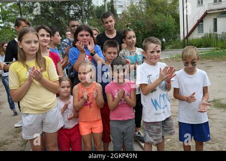 DNIPRO, UKRAINE - 14 SEPTEMBRE 2021 - les élèves de l'orphelinat Barvinok se clasent les mains lors de l'événement caritatif ukrainien Dumpling Holiday organisé par l'équipe de la Real Dreams Charitable Foundation, Dnipro, dans l'est de l'Ukraine Banque D'Images