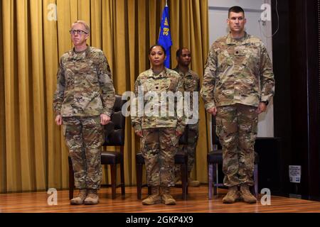 De gauche à droite : le colonel Sean O’Brien, 39e commandant du Groupe médical; le lieutenant-colonel Joy Spillers, commandant sortant du 39e Escadron des opérations de soins de santé; et le lieutenant-colonel Damian Pardue, commandant entrant du 39e HCO, sont à l'attention lors de la cérémonie de changement de commandement du 39e HCO à la base aérienne d'Incirlik, en Turquie, le 10 juin 2021. Au cours de la cérémonie, les Spillers ont abandonné le commandement à O’Brien, qui a ensuite chargé Pardue de diriger les 39e HCO. La cérémonie de passation de commandement est une tradition militaire de longue date qui représente le transfert officiel de responsabilité d'un officier à un autre. Banque D'Images