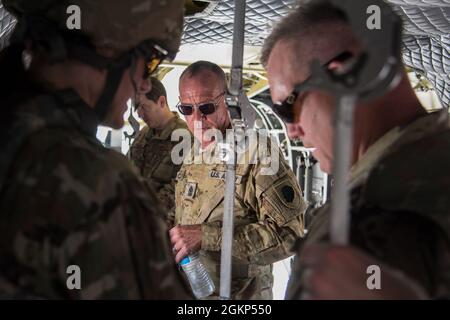 Garde nationale de l'armée américaine 1er Sgt. Daren Cagle, Compagnie B, 2-238e Aviation, général de soutien Aviation Bataillon, ingénieur de vol instruit les aviateurs de la 375e escadre de la mobilité aérienne Aeromedical Evacuation Squadron et 375e Groupe médical sur la façon de charger des patients sur un Boeing CH-47 Chinook sur la base aérienne Scott, Illinois, le 10 juin 2021. L'exercice conjoint a été une occasion rare de montrer aux aviateurs comment évacuer les patients à bord d'un avion inconnu. Banque D'Images