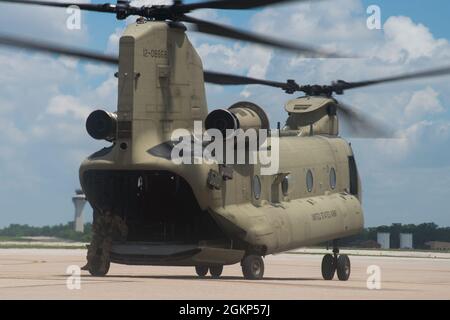 Garde nationale de l'armée américaine 1er Sgt. Daren Cagle, Compagnie B, 2-238e Aviation, général de soutien Aviation Bataillon, l'ingénieur de vol passe à l'arrière d'un Boeing CH-47 Chinook sur la base aérienne Scott, Illinois, le 10 juin 2021. Cagle a aidé à former des aviateurs du 375e Escadron d'évacuation aéromédicale de l'escadre de la mobilité aérienne et du 375e Groupe médical aux procédures d'évacuation sur le Chinook. Banque D'Images