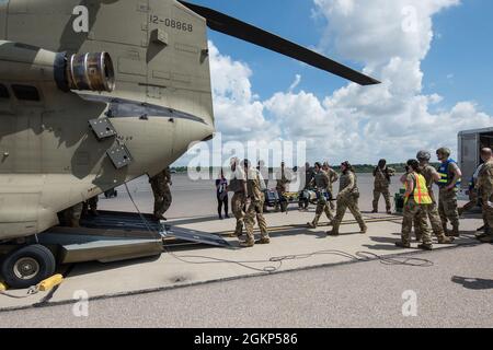 Des aviateurs du 375e Escadron d’évacuation aéromédicale de l’aile Air Mobility et du 375e Groupe médical chargent du matériel médical sur un Boeing CH-47 Chinook dans le cadre d’un exercice conjoint sur la base aérienne Scott, Illinois, le 10 juin 2021. Les aviateurs ont eu la possibilité de participer à un exercice conjoint pour charger des patients simulés à l'intérieur d'un Chinook. Banque D'Images