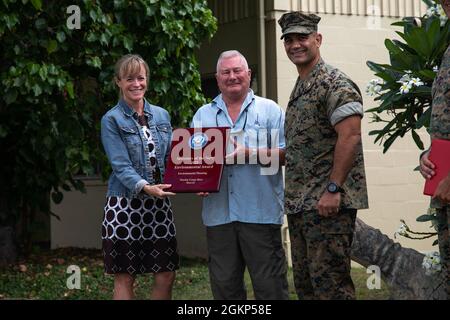 Jaquelyn Bomar, à gauche, spécialiste de la protection de l'environnement au sein de la Marine corps base Hawaii Environmental Compliance and protection Division, Et Dan Geltmacher, directeur de la gamme et de la zone d'entraînement avec MCBH ECPD, pose pour une photo de groupe avec le colonel Speros Koumparakis, commandant à droite de la MCBH, lors d'une cérémonie de remise des prix, MCBH, le 10 juin 2021. Bomar et Geltmacher ont reçu le prix 2021 du Secrétaire de la Marine pour leur travail avec la CEPD. Banque D'Images