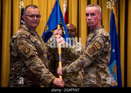 Le lieutenant-colonel John Sullivan (à droite), commandant sortant du 39e Escadron des forces de sécurité, abandonne les lignes directrices au colonel Douglas Whitehead, commandant du 39e Groupe de sécurité du système d'armes, lors d'une cérémonie de passation de commandement à la base aérienne d'Incirlik, en Turquie, le 10 juin 2021. Whitehead a ensuite chargé le lieutenant-colonel Alexander Liggett de diriger l'escadron. La cérémonie de passation de commandement est une tradition militaire de longue date qui représente le transfert officiel de responsabilité d'un officier à un autre. Banque D'Images