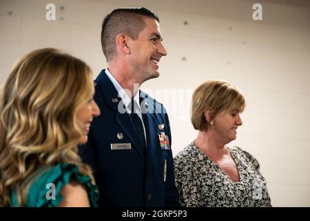 Le lieutenant-colonel Samuel Graham, au centre, socialise avec les membres de sa famille lors de la cérémonie de passation de commandement du 341e Escadron de soutien aux opérations le 10 juin 2021, à la base aérienne de Malmstrom, le colonel Graham a accepté le commandement du 341e OSS, succédant au commandant précédent, le lieutenant-colonel Daniel Bunch. Banque D'Images