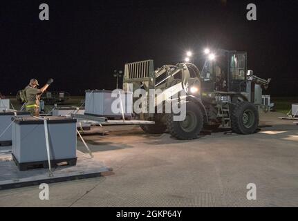 Des porteurs aériens du 123e groupe d’intervention en cas d’urgence de la Garde nationale aérienne du Kentucky déplacent des cargaisons 24 heures sur 24 pendant l’opération Lone Oak à Volk Field, Wisconsin, le 10 juin 2021 dans le cadre d’une ouverture conjointe de la Force opérationnelle et du port. L'objectif de la foi-PO est de mettre en place un réseau complet de distribution de surface et de hub de logistique aérienne. Banque D'Images