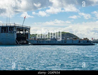 WHITE BEACH, Japon (juin 10, 2021) Un utilitaire d'embarcation délègue des véhicules marins de la Force expéditionnaire maritime III dans le pont de puits du navire d'atterrissage de quai de classe Whidbey Island USS Germantown (LSD 42) au commandant, activités de la flotte, installation navale d'Okinawa White Beach, Okinawa, Japon 10 juin 2021. Banque D'Images