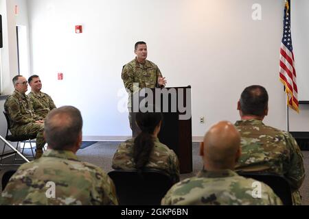 Le colonel de la Garde nationale aérienne de Californie, Jason “3Dog” Knight, commandant du 195e Groupe des opérations (OG), 195e Escadre, s'adresse au public après avoir pris le commandement du 195e OG, le 10 juin 2021, à la station de la Garde nationale aérienne de Sepulveda, Van Nuys, Californie. Knight commence à commander le 195e Groupe des opérations dans le cadre de la préparation stratégique de la 195e Escadre pour être prêt à la croissance et au changement tout en continuant à soutenir les missions locales et d'État en plus des déploiements d'unités et des activations pour les missions nationales et internationales. Banque D'Images