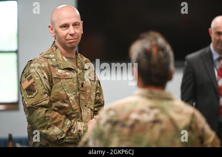 Le lieutenant-colonel Charles Silvanic, 66e commandant adjoint du Groupe de la base aérienne, regarde comme le colonel Katrina Stephens, commandant de l'ABG 66, lui fait une présentation lors d'une cérémonie d'adieu à la base aérienne de Hanscom, Mass., juin 10. Silvanic est le commandant adjoint de l'ABG depuis octobre 2019. Banque D'Images