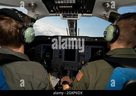 Les pilotes T-1 instructeurs effectuent un exercice de ravitaillement en vol le 10 juin 2021 à la base aérienne Vance, en Oklahoma. Pour commémorer les membres du service des îles du Pacifique d'Amérique d'Asie, le 5ème FTS a effectué des vols d'incitation. Banque D'Images