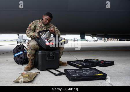 Le principal Airman Elijah Turner, chef d'équipage du 911e Escadron de maintenance d'aéronefs, cherche un outil tout en effectuant la maintenance d'un C-17 Globemaster III, la station de réserve aérienne de l'aéroport international de Pittsburgh, Pennsylvanie, le 11 juin 2021. Les aviateurs utilisent une variété d'outils nécessaires à l'entretien pour assurer la préparation opérationnelle de l'aéronef. Banque D'Images
