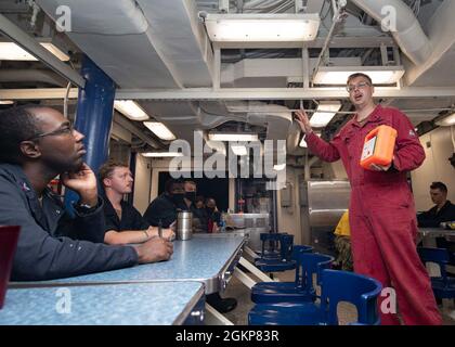 Dake Controlman 2e classe Spencer Jones, de Chicago, affecté au service technique du destroyer de missile guidé de classe Arleigh Burke USS Lassen (DDG 82), facilite une classe d'endoctrinement de commandement sur le pont du mess, le 11 juin 2021. Lassen est en cours dans l’océan Atlantique à l’appui des essais de choc en plein navire de l’USS Gerald R. Ford (CVN 78). La Marine américaine effectue des essais de choc sur de nouveaux modèles de navires à l'aide d'explosifs vivants pour confirmer que nos navires de guerre peuvent continuer à répondre aux exigences de mission exigeantes dans des conditions difficiles qu'ils pourraient rencontrer au combat. Banque D'Images