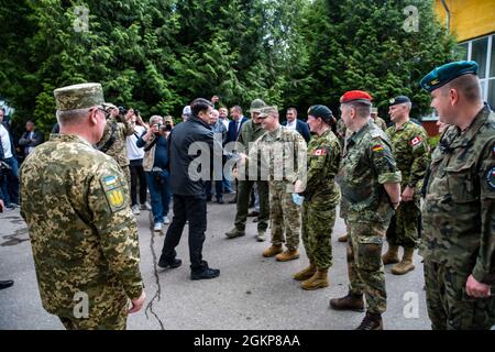 Dmytro Razumkov, Président de la Verkhovna Rada, rencontre des hauts dirigeants du Groupe multinational mixte de formation-Ukraine le 11 juin 2021. Le Président s'est rendu au Centre international de maintien de la paix et de sécurité pour mieux comprendre comment les grandes décisions politiques touchent directement les soldats ukrainiens. Banque D'Images