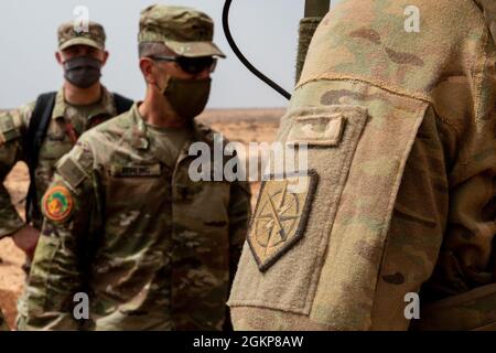 Le général de brigade Andrew M. Rohling, commandant de la Force opérationnelle d'Europe du Sud, rencontre les gardes nationaux de l'armée de Géorgie du 1er Bataillon d'Elberton, 214ème Artillerie de campagne pendant l'exercice African Lion 21 dans la zone d'entraînement de Tan Tan, Maroc, 11 juin 2021. African Lion est le plus grand exercice annuel, conjoint, du Commandement de l’Afrique des États-Unis, organisé par le Maroc, la Tunisie et le Sénégal, le 7-18 juin. Plus de 7,000 participants de neuf pays et de l'OTAN s'entraînent ensemble en mettant l'accent sur l'amélioration de la préparation des forces américaines et des forces des pays partenaires. AL21 est un exe multidomaine, multicomposant et multinational Banque D'Images