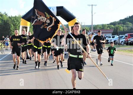 Les membres de la communauté de fort McCoy participent à une course de 5k anniversaire de l’Armée le 11 juin 2021, au cours de l’installation célébration du 246e anniversaire de l’Armée de terre à fort McCoy, dans le Wisconsin. Les activités de célébration de l’anniversaire ont été coordonnées par la Direction de la famille et du moral, du bien-être social et des loisirs de fort McCoy et des centaines y ont participé. Banque D'Images