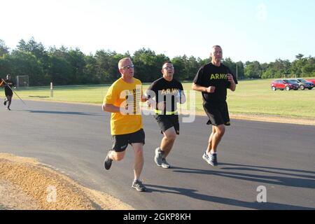 Les membres de la communauté de fort McCoy participent à une course de 5k anniversaire de l’Armée le 11 juin 2021, au cours de l’installation célébration du 246e anniversaire de l’Armée de terre à fort McCoy, dans le Wisconsin. Les activités de célébration de l’anniversaire ont été coordonnées par la Direction de la famille et du moral, du bien-être social et des loisirs de fort McCoy et des centaines y ont participé. Banque D'Images