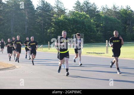 Les membres de la communauté de fort McCoy participent à une course de 5k anniversaire de l’Armée le 11 juin 2021, au cours de l’installation célébration du 246e anniversaire de l’Armée de terre à fort McCoy, dans le Wisconsin. Les activités de célébration de l’anniversaire ont été coordonnées par la Direction de la famille et du moral, du bien-être social et des loisirs de fort McCoy et des centaines y ont participé. Banque D'Images