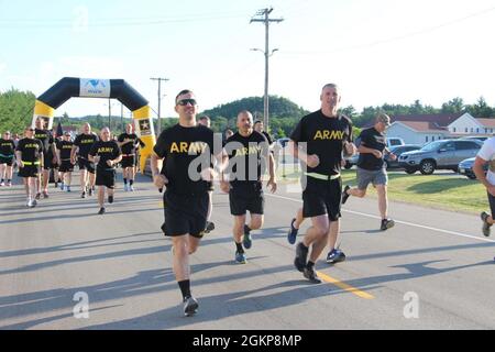 Les membres de la communauté de fort McCoy participent à une course de 5k anniversaire de l’Armée le 11 juin 2021, au cours de l’installation célébration du 246e anniversaire de l’Armée de terre à fort McCoy, dans le Wisconsin. Les activités de célébration de l’anniversaire ont été coordonnées par la Direction de la famille et du moral, du bien-être social et des loisirs de fort McCoy et des centaines y ont participé. Banque D'Images