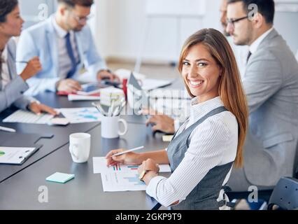 business femme d'affaires portrait leader bourreau réunion bureau équipe de conférence travail d'équipe Banque D'Images