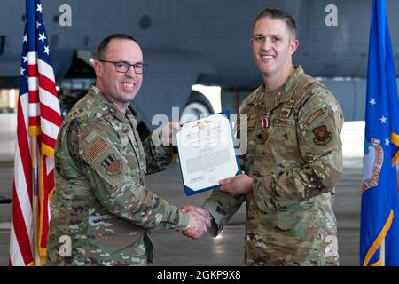 Le lieutenant-colonel Scott Eberle, à droite, commandant sortant du 2e Escadron de maintenance, reçoit la Médaille du service méritoire du colonel Eric Tramel, à gauche, commandant du 2e Groupe de maintenance, lors d'une cérémonie de passation de commandement à la base aérienne de Barksdale, en Louisiane, le 11 juin 2021. La Médaille du service méritoire est décernée à tout membre du service qui s'est distingué par une réalisation exceptionnelle ou un service méritoire aux États-Unis. Banque D'Images