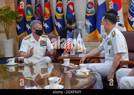 210611-N-ZU710-0056 BUSAN, République de Corée (11 juin 2021) SMA. Samuel Paparo, commandant de la flotte du Pacifique des États-Unis, parle avec le vice-SMA de la marine de la République de Corée (ROK). Lee Jong-ho, commandant de la flotte de la République de Corée, commandant du quartier général de la flotte de la République de Corée, à Busan. ADM. La première visite de Paparo en République de Corée, après avoir pris le commandement du PACFLT, contribuera à façonner l'avenir de l'alliance ROK-US et à promouvoir nos valeurs communes de démocratie, de liberté de navigation et de sécurité maritime. Banque D'Images