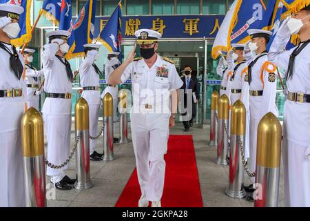 210611-N-ZU710-0118 BUSAN, République de Corée (11 juin 2021) SMA. Samuel Paparo, commandant de la flotte du Pacifique des États-Unis, passe par des copains au commandant du quartier général de la flotte de la ROK à Busan, en République de Corée. ADM. La première visite de Paparo en République de Corée, après avoir pris le commandement du PACFLT, contribuera à façonner l'avenir de l'alliance ROK-US et à promouvoir nos valeurs communes de démocratie, de liberté de navigation et de sécurité maritime. Banque D'Images