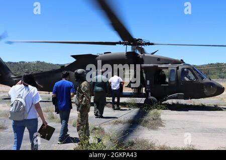 En vue de voir les activités de fort Hunter Liggett, les employeurs nommés se mettent dans un hélicoptère faucon noir de la Garde nationale de Californie à Paso Robles, en Californie, le 12 juin 2021. Les employeurs du personnel de la Réserve et des gardes sont emmenés à bord d'avions pour voir comment les soldats s'entraînent pour maintenir leur état de préparation. Banque D'Images