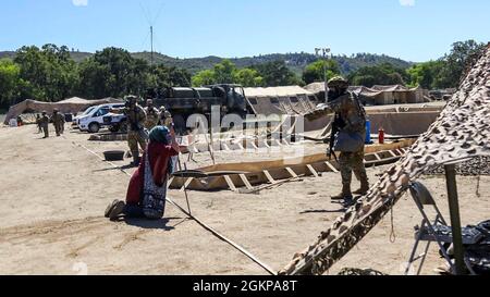 Les soldats affectés à la 786e compagnie de Quartermaster de la Réserve de l'Armée des États-Unis prennent le contrôle des joueurs simulés pendant l'exercice d'entraînement de soutien au combat 91-21-01, ou CSTX, à fort Hunter Liggett, en Californie, le 11 juin 2021. Le CSTX est un exercice de l'USAR qui fournit un événement d'entraînement tactique et technique pour les unités de l'USAR afin de satisfaire aux exigences de préparation du Département de l'Armée de terre afin de répondre aux besoins des commandants de combat dans le monde entier. Banque D'Images