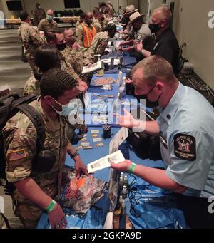 Des gardes nationaux de l'armée et de l'air de New York affectés à des missions d'intervention de la COVID-19 dans l'État de New York participent à une foire de l'emploi qui s'est tenue au Centre de congrès Jacob Javits le 11 juin 2021. Le salon de l'emploi a été organisé par des commandants de la Garde et des programmes familiaux pour s'assurer que les membres du service sortant de la mission COVID-19 ont un emploi. (É.-U. A Banque D'Images