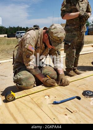 Les ingénieurs de la 702e compagnie d'ingénieurs construisent une cabane SWA pour une zone d'assemblage tactique actuellement inutilisée pendant le WAREX 86-21-02 organisé par la 86e Division de formation, juin 5-19 à fort McCoy, Les ingénieurs du Wisconsin ont travaillé dans tout le fort McCoy pour apporter des améliorations à l'exercice ainsi qu'aux résidents de fort McCoy et à la collectivité environnante. Banque D'Images