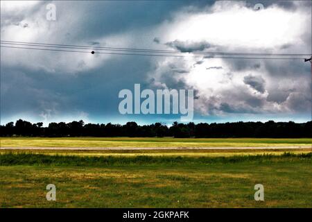 Des nuages orageux pour un orage se déplacent au-dessus de fort McCoy, Wisconsin, le 11 juin 2021. Chaque printemps et chaque été dans le Wisconsin, les orages violents sont fréquents et peuvent produire des tornades. Les responsables de la sécurité de fort McCoy exhortent les gens à se préparer en cas de grèves météorologiques sévères. Banque D'Images