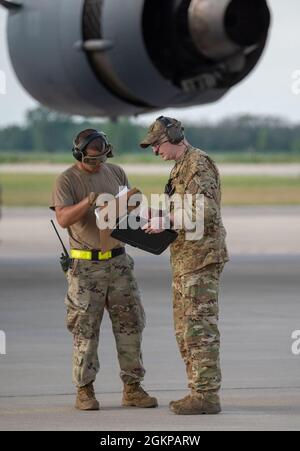 Les porteurs aériens du 123e groupe d’intervention en cas d’urgence de la Garde nationale aérienne du Kentucky se préparent à décharger du fret d’un avion à Volk Field, dans le Wisconsin, le 11 juin 2021, dans le cadre d’une opération d’appui à l’ouverture d’un port de la Force opérationnelle interarmées et à l’opération Lone Oak. L'avion, de la Garde nationale aérienne de l'Alaska, a livré des camions, des fournitures et du personnel qui ont participé à l'exercice Patriot North 21 ici. Banque D'Images