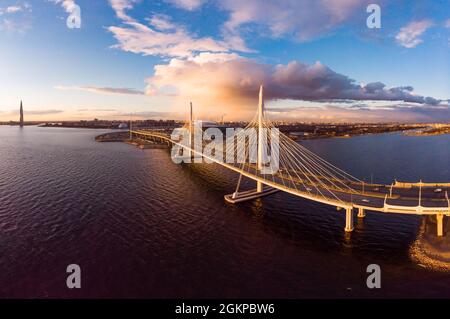 Vue panoramique aérienne sur Saint-Pétersbourg le soir et pont de Cable-resetaient sur le fairway de Petrovsky. Diamètre à grande vitesse ouest WHSD au coucher du soleil. Moderne h Banque D'Images