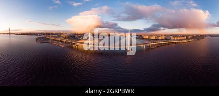 Vue panoramique aérienne sur Saint-Pétersbourg le soir et pont de Cable-resetaient sur le fairway de Petrovsky. Diamètre à grande vitesse ouest WHSD au coucher du soleil. Moderne h Banque D'Images