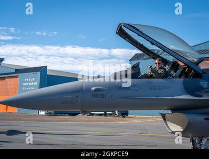 Le colonel Couchman de la US Air Force, pilote au 120e Escadron de chasseurs, arrive à la base aérienne de Thule, au Groenland, le 11 juin 2021 . L'exercice Aralgam Dart se tiendra du 10 au 19 juin 2021, avec des opérations dans toute l'Arctique, de la mer de Beaufort à Thule, au Groenland. Amalgame Dart 21-01 offre au NORAD l'occasion de perfectionner ses compétences en matière de défense continentale, à mesure que les forces canadiennes et américaines opèrent ensemble dans l'Arctique. Commandement binational canadien et Ameican, le NORAD utilise un réseau de capteurs spatiaux, aériens et terrestres, des ravitailleurs air-air et des avions de chasse, contrôlés par un sophistiqué Banque D'Images